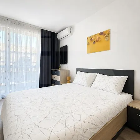 1br Golden Urban Hive With Parking Warna