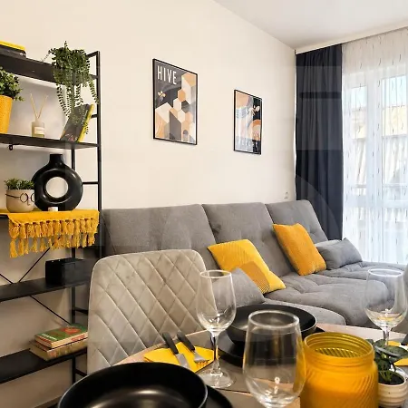 1br Golden Urban Hive With Parking * Warna