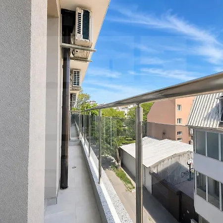 1br Golden Urban Hive With Parking Apartament Warna