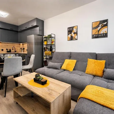 1br Golden Urban Hive With Parking Apartament Warna